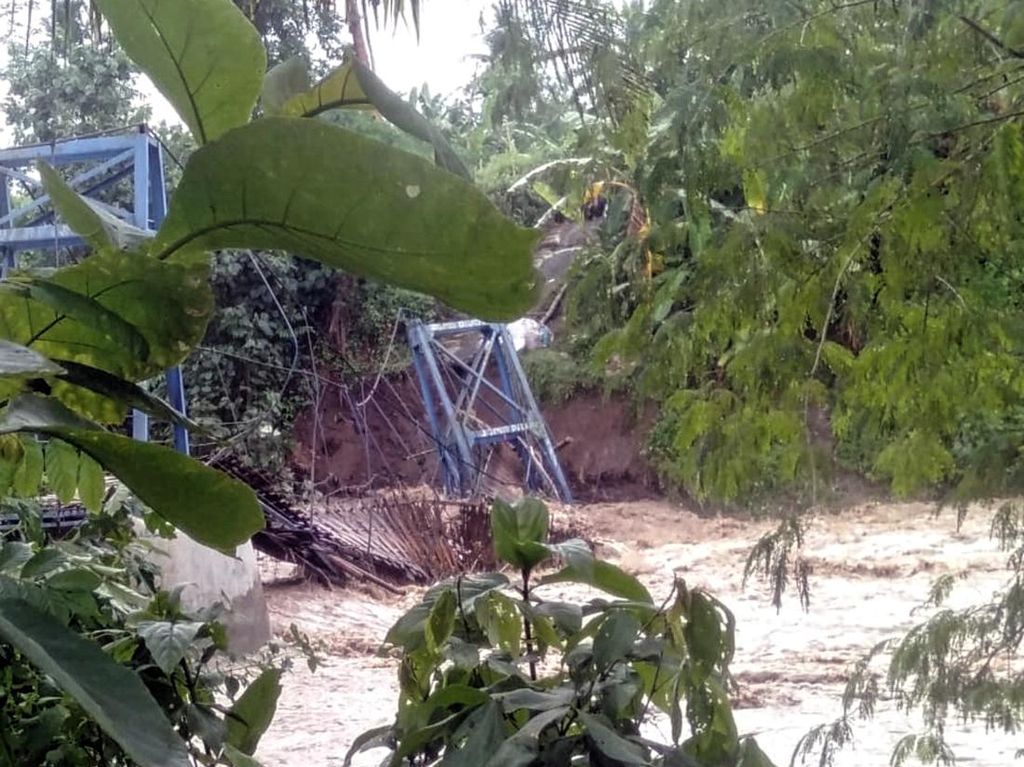 Jembatan Gantung di Sukabumi Rusak Diterjang Banjir Bandang