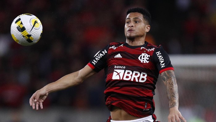 RIO DE JANEIRO, BRAZIL - JUNE 15: Joao Gomes of Flamengo controls the ball during a match between Flamengo and Cuiaba as part of Brasileirao 2022  at Maracana Stadium on June 15, 2022 in Rio de Janeiro, Brazil. (Photo by Buda Mendes/Getty Images)