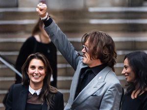 Johnny Depp Dikabarkan Pacaran dengan Eks Pengacaranya Johnny Depp Dikabarkan Pacaran dengan Eks Pengacaranya