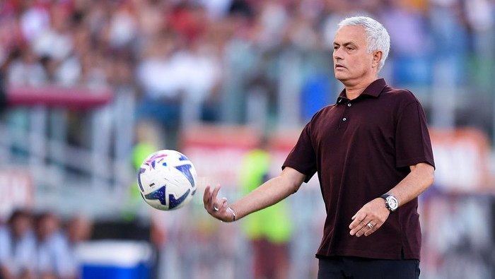 Jose Mourinho of AS Roma keeps the ball during the Serie A match between AS Roma and Atalanta BC at Stadio Olimpico, Rome, Italy on 18 September 2022.  (Photo by Giuseppe Maffia/NurPhoto via Getty Images)