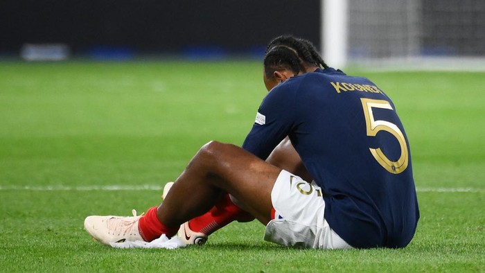 Frances defender Jules Kounde sits on the pitch after injury during the UEFA Nations League, League A Group 1 football match between France and Austria at Stade de France in Saint-Denis, north of Paris, on September 22, 2022. (Photo by FRANCK FIFE / AFP) (Photo by FRANCK FIFE/AFP via Getty Images)
