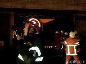 Pintu Harmonika Hambat Petugas Padamkan Api di Ruko Kedungdoro Surabaya Pintu Harmonika Hambat Petugas Padamkan Api di Ruko Kedungdoro Surabaya