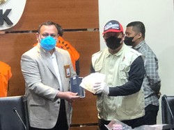 Uang Suap Pengurusan Perkara MA Disimpan di Boks Serupa Kamus Bahasa Inggris