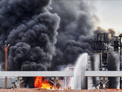 Penampakan Api Lumat Kilang Minyak di Argentina