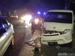 Adu Banteng 2 Mobil di Kulon Progo, Pengemudi Sempat Terjepit