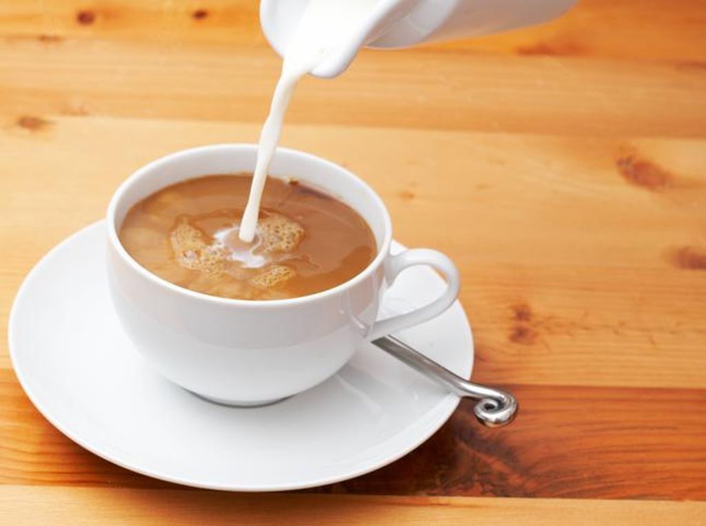 Menambahkan Susu ke Dalam Kopi Bisa Kurangi Kafein? Ini Faktanya!