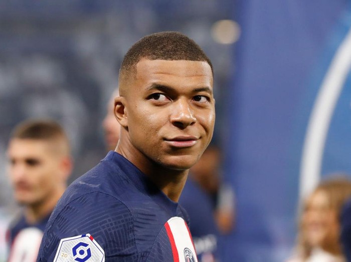 LYON, FRANCE - SEPTEMBER 18: Kylian Mbappe #7 of Paris Saint-Germain looks on before the Ligue 1 match between Olympique Lyonnais and Paris Saint-Germain at Groupama Stadium on September 18, 2022 in Lyon, France. (Photo by Catherine Steenkeste/Getty Images)