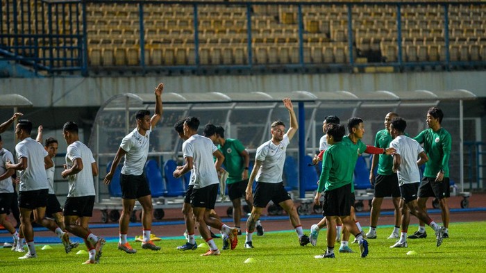 Latihan Timnas Indonesia Jelang FIFA Matchday Lawan Curacao Sejumlah pesepak bola tim nasional Indonesia menjalani latihan di Stadion Gelora Bandung Lautan Api, Bandung, Jawa Barat, Jumat (23/9/2022). Tim Nasional Indonesia akan bertanding pada laga persahabatan melawan Negara Curacao pada 24 September 2022 di Stadion Gelora Bandung Lautan Api. ANTARA FOTO/Raisan Al Farisi/YU
