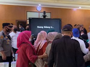 Lemparan Botol di Sidang Vonis Ade Yasin yang Berakhir Ricuh Lemparan Botol di Sidang Vonis Ade Yasin yang Berakhir Ricuh
