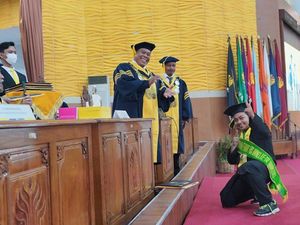 Pede Abis! Mahasiswa Beraksi Ini di Depan Rektor saat Wisuda