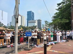 Massa Aksi 2309 Gelar Salat Asar Berjemaah di Patung Kuda Jakpus