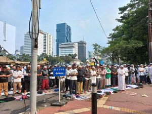 Massa Aksi 2309 Gelar Salat Asar Berjemaah di Patung Kuda Jakpus Massa Aksi 2309 Gelar Salat Asar Berjemaah di Patung Kuda Jakpus
