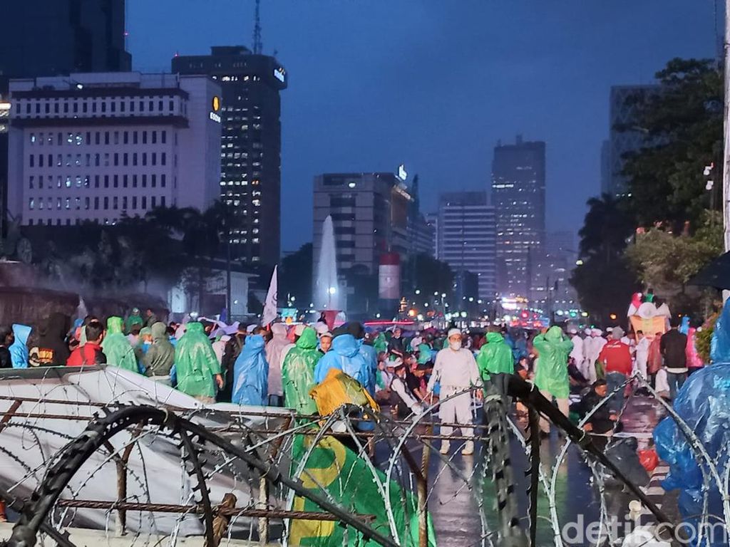 Massa Aksi 2309 Tetap Bertahan Meski Hujan, Gelar Salat Magrib Jemaah