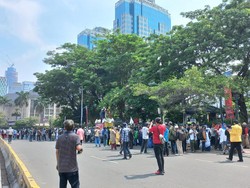 Massa Aksi 2309 Tolak Harga BBM Mulai Datangi Kawasan Patung Kuda Jakpus