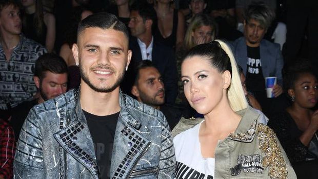 MILAN, ITALY - JUNE 15: Mauro Icardi and Wanda Nara attends the Philipp Plein fashion show during the Milan Men's Fashion Week Spring/Summer 2020 on June 15, 2019 in Milan, Italy. (Photo by Daniele Venturelli/Getty Images)