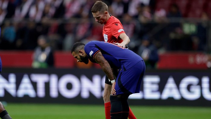 WARSCHAU, POLAND - SEPTEMBER 22:  Injury Memphis Depay of Holland  during the  UEFA Nations league match between Poland  v Holland at the PGE Narodowy on September 22, 2022 in Warschau Poland (Photo by Rico Brouwer/Soccrates/Getty Images)