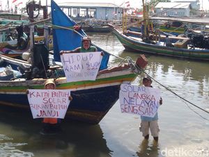 Ratusan Nelayan Gresik Demo Solar Langka