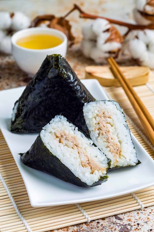 onigiri/foto: pinterest.com/all ways delicious makanan jepang yang simpel untuk piknikmu