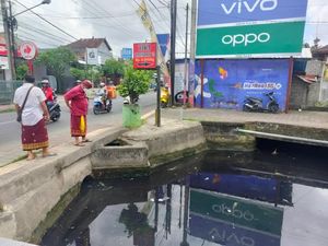 Pengusaha Sablon Kedapatan Buang Limbah ke Sungai di Pemogan Denpasar Pengusaha Sablon Kedapatan Buang Limbah ke Sungai di Pemogan Denpasar