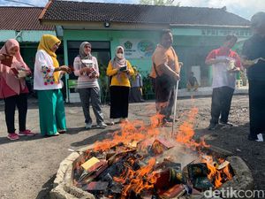 Kemenag Kota Blitar Bakar 11.436 Buku Nikah Kedaluwarsa