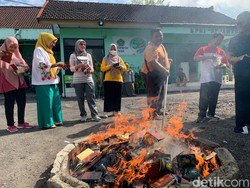 Kemenag Kota Blitar Bakar 11.436 Buku Nikah Kedaluwarsa