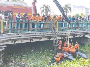 Mayat Wanita Ditemukan Mengapung di Kali Suroboyo