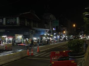 PKL Kota Tua Jakarta Masih Bandel Berjualan di Luar Lokasi Binaan PKL Kota Tua Jakarta Masih Bandel Berjualan di Luar Lokasi Binaan