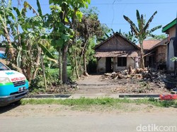 Butuh 2 Hari Bersihkan Sampah di Rumah Nenek Sebatang Kara Asal Ponorogo