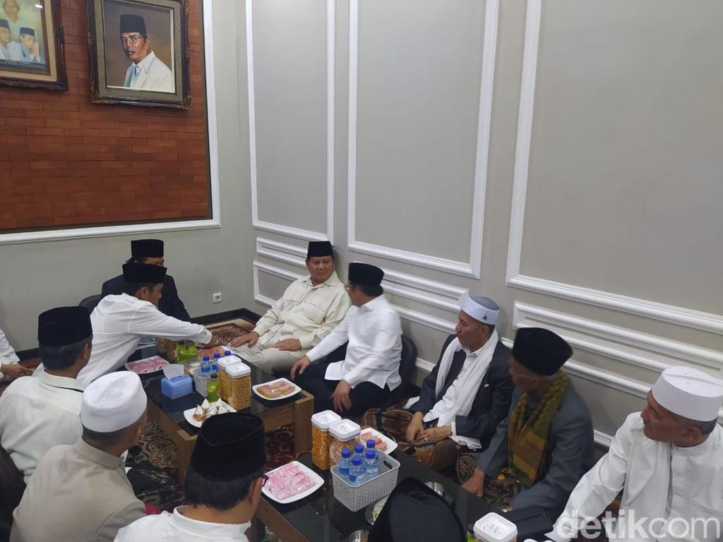Bertemu di Ponpes Tegalrejo, Prabowo dan Muhaimin Didoakan 9 Kiai Sepuh