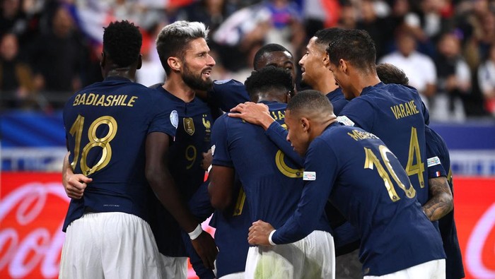 Frances forward Olivier Giroud (2L) celebrates with teammates after scoring during the UEFA Nations League, League A Group 1 football match between France and Austria at Stade de France in Saint-Denis, north of Paris, on September 22, 2022. (Photo by FRANCK FIFE / AFP) (Photo by FRANCK FIFE/AFP via Getty Images)