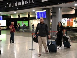 Ramai-ramai Warga Rusia Kabur ke Luar Negeri