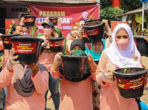 Emak-emak Relawan Ganjar Bagikan 400 Pohon Cabai untuk Warga Jaksel