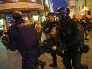 Ribuan Warga Rusia Ditangkap Saat Protes Wajib Militer Ribuan Warga Rusia Ditangkap Saat Protes Wajib Militer