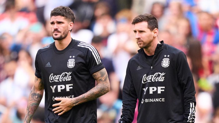 BILBAO, SPAIN - MAY 28: Lionel Messi and Rodrigo de Paul of Argentina looks on during a training session at San Mames Stadium Camp on May 28, 2022 in Bilbao, Spain. Argentina will face Italy in Wembley on June 1 as part of the Finalissima Trophy. (Photo by Juan Manuel Serrano Arce/Getty Images)