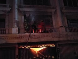 Ruko 3 Lantai di Kedungdoro Surabaya Terbakar