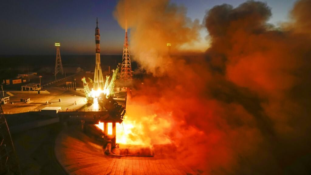 Rusia-AS Luncurkan 3 Astronaut ke Stasiun Luar Angkasa