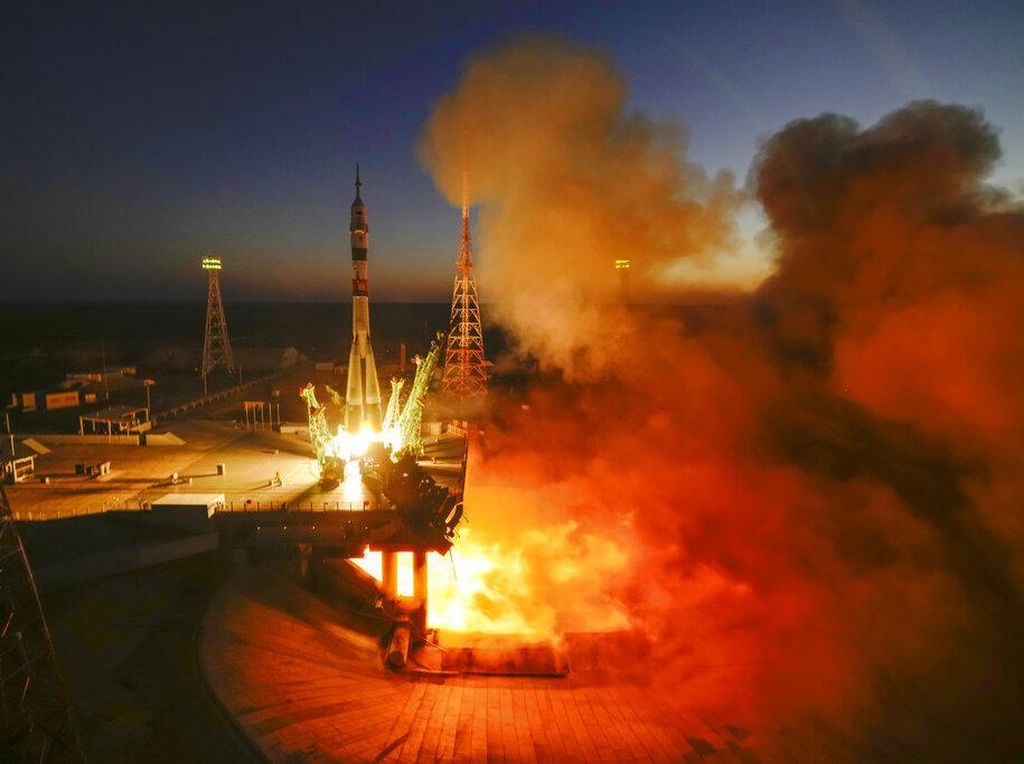 Rusia-AS Luncurkan 3 Astronaut ke Stasiun Luar Angkasa Rusia-AS Luncurkan 3 Astronaut ke Stasiun Luar Angkasa
