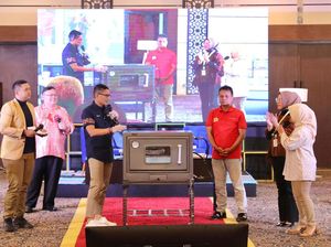 Sandiaga Uno Hadiahkan Oven ke Pembuat Cookies Tauco di Cianjur