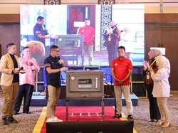 Sandiaga Uno Hadiahkan Oven ke Pembuat Cookies Tauco di Cianjur