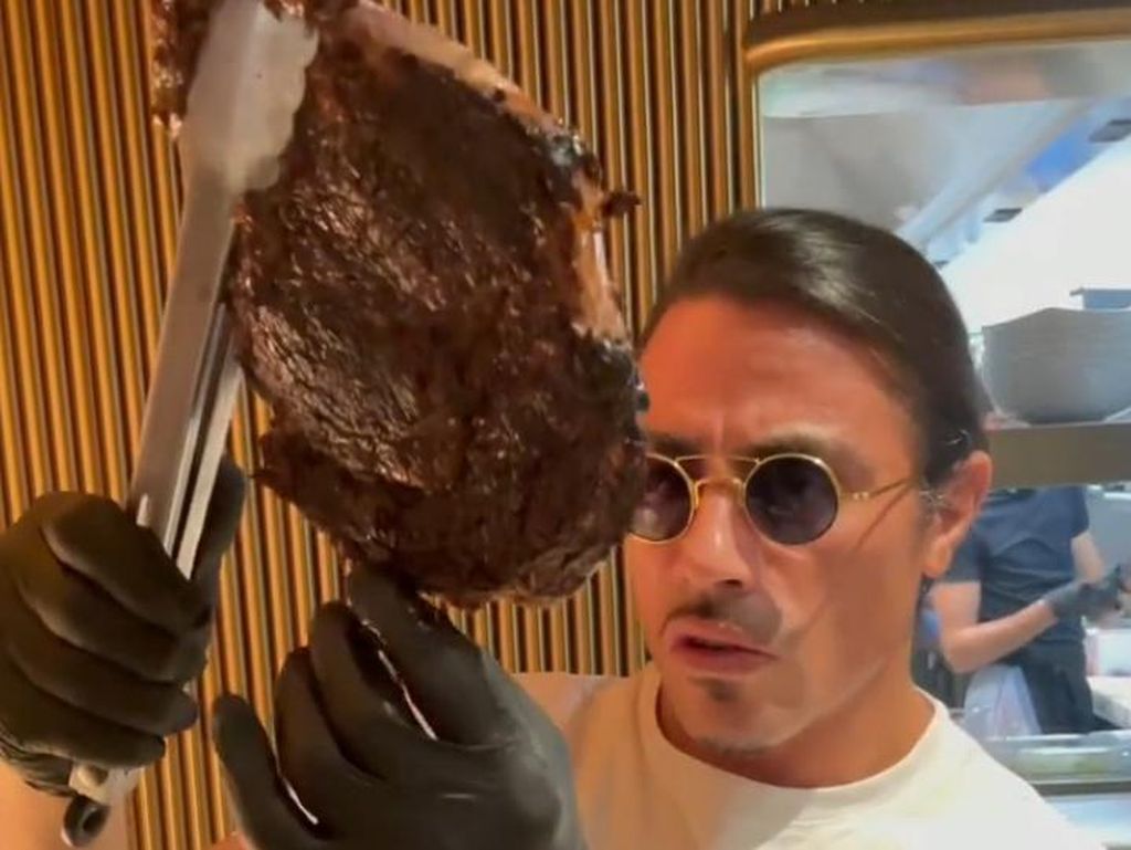 10 Aksi Salt Bae di Dapur Restorannya Saat Mengolah Tomahawk Jumbo 10 Aksi Salt Bae di Dapur Restorannya Saat Mengolah Tomahawk Jumbo