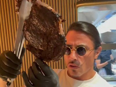 10 Aksi Salt Bae di Dapur Restorannya Saat Mengolah Tomahawk Jumbo