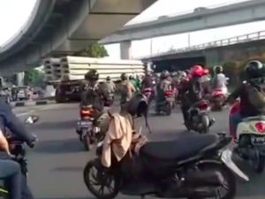 Truk Angkut Beton Mogok di Kolong Tol Grogol, Lalin Sempat Macet