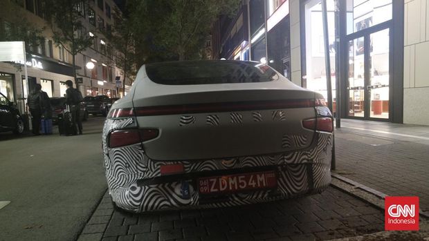 Sedan listrik diduga Xpeng P7 terlihat sedang parkir di Frankfurt, Jerman. Mobil ini diperkirakan sedang diuji di jalan sebelum mulai dijual di Jerman.