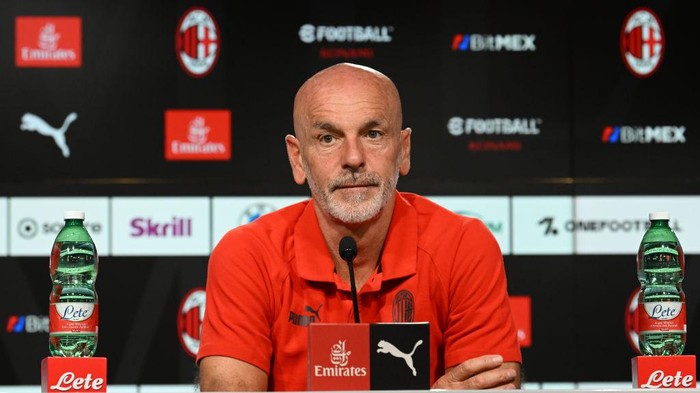 CAIRATE, ITALY - SEPTEMBER 17: Head coach AC Milan Stefano Pioli speaks with the media durin press conference at Milanello on September 17, 2022 in Cairate, Italy. (Photo by Claudio Villa/AC Milan via Getty Images)