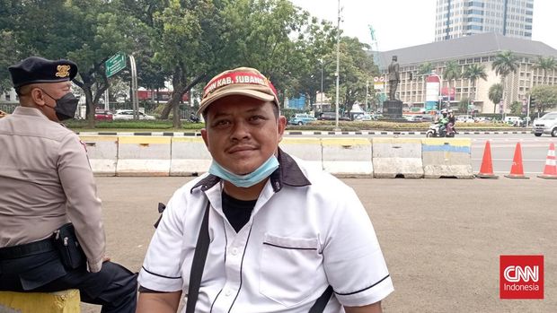 Ratusan tenaga kesehatan (nakes) dan non-nakes honorer bondong-bondong memadati kawasan Patung Kuda, Jakarta Pusat, Kamis (22/9). Mereka berunjuk rasa menyuarakan tuntutan yang sama, kesejahteraan tenaga honorer dengan diangkat menjadi Aparatur Sipil Negara (ASN).