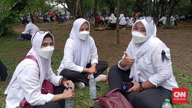 Ratusan tenaga kesehatan (nakes) dan non-nakes honorer bondong-bondong memadati kawasan Patung Kuda, Jakarta Pusat, Kamis (22/9). Mereka berunjuk rasa menyuarakan tuntutan yang sama, kesejahteraan tenaga honorer dengan diangkat menjadi Aparatur Sipil Negara (ASN).