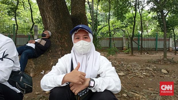 Ratusan tenaga kesehatan (nakes) dan non-nakes honorer bondong-bondong memadati kawasan Patung Kuda, Jakarta Pusat, Kamis (22/9). Mereka berunjuk rasa menyuarakan tuntutan yang sama, kesejahteraan tenaga honorer dengan diangkat menjadi Aparatur Sipil Negara (ASN).