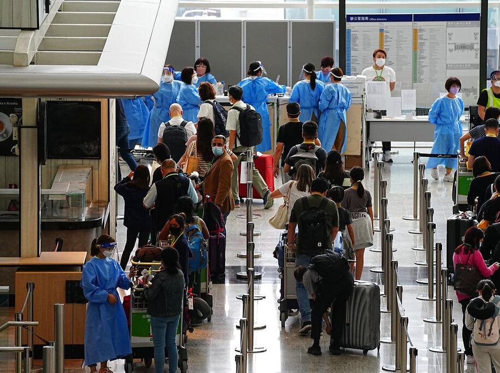 Suasana di Bandara Hong Kong Jelang Dihapusnya Aturan Karantina