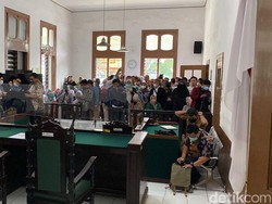 Lantunan Selawat Jelang Sidang Putusan Ade Yasin
