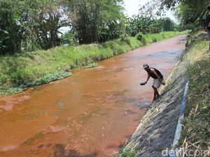 Lagi, Sungai Mojoranu di Jombang Berwarna Merah Darah Lagi, Sungai Mojoranu di Jombang Berwarna Merah Darah